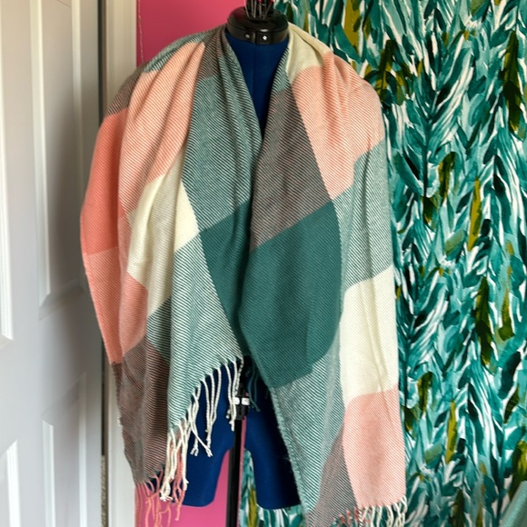 Pink and green rectangle scarf - Picture 2 of 3